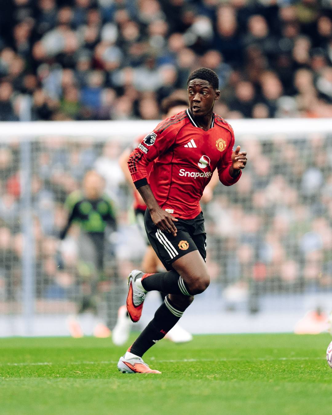 九游娱乐-西亚卡姆在曼联比赛中挺进下一轮，战术调整引发热议！的简单介绍